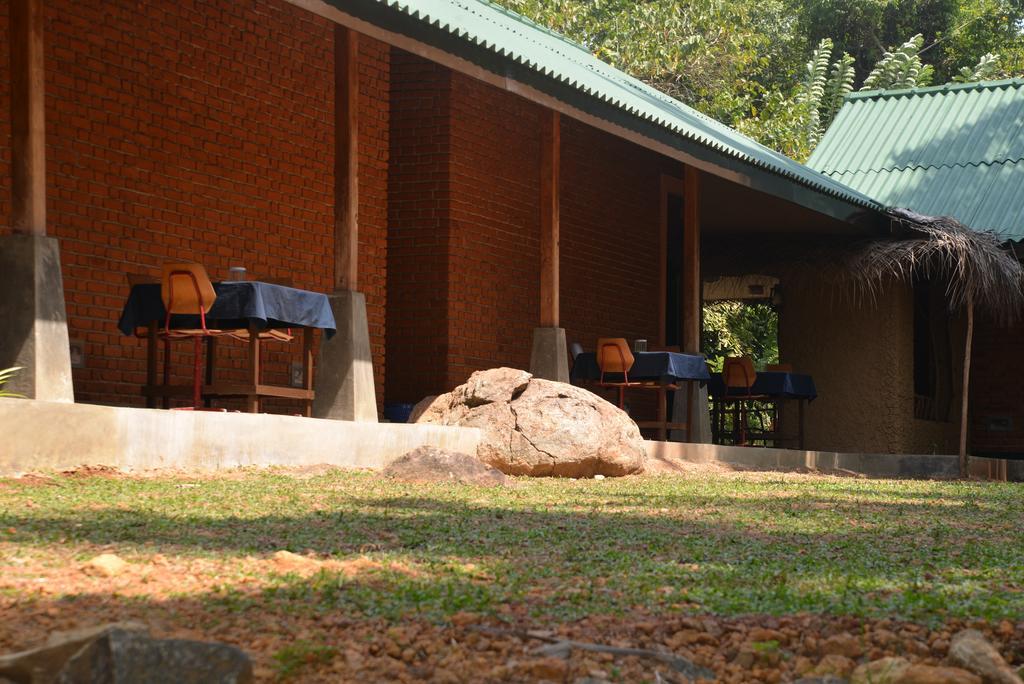 Jungle Beach Hostel Unawatuna Exterior photo