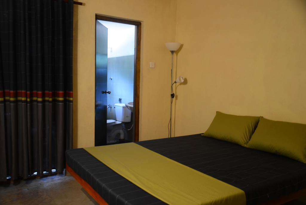 Jungle Beach Hostel Unawatuna Room photo