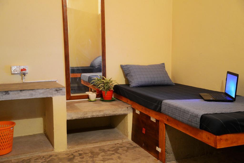 Jungle Beach Hostel Unawatuna Room photo