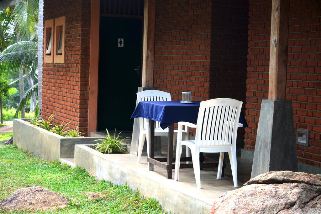 Jungle Beach Hostel Unawatuna Exterior photo