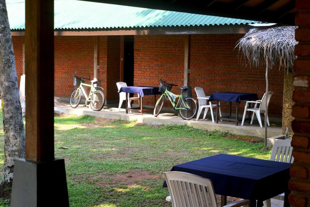 Jungle Beach Hostel Unawatuna Exterior photo